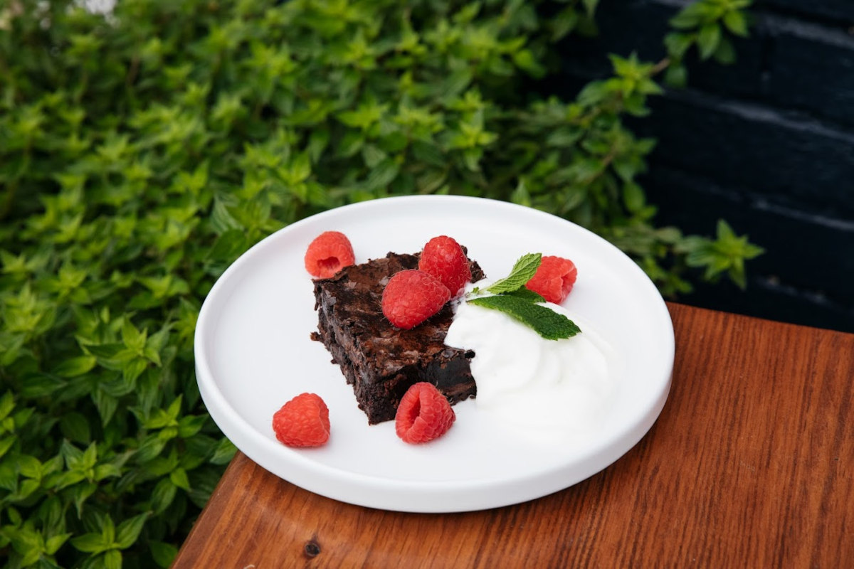 Chocolate cake with raspberries